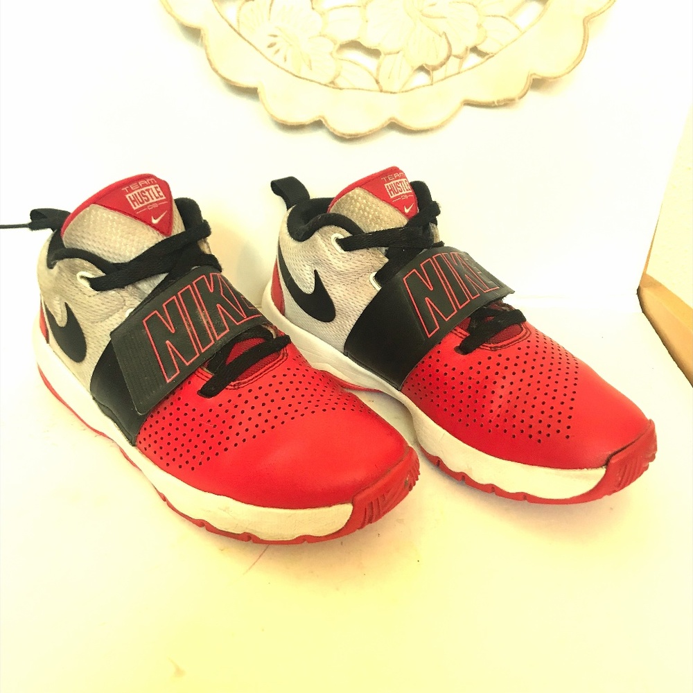 Nike Team Hustle Kids Sneaker